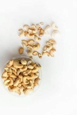 Arka plan görüntüsü için sağlıklı gıda kaşu fındık kadar kapatın. Fındık doku Kupası plaka üzerinde beyaz gri masa üstü görünümü