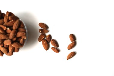 Arka plan görüntüsü için sağlıklı gıda kadar badem fındık kapatın. Doku beyaz gri masa üstü görünümünde. Fındık Kupası plaka üzerinde