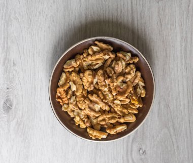 Arka plan görüntüsü için sağlıklı gıda ceviz kadar kapatın. Fındık doku Kupası plaka üzerinde beyaz gri masa üstü görünümü