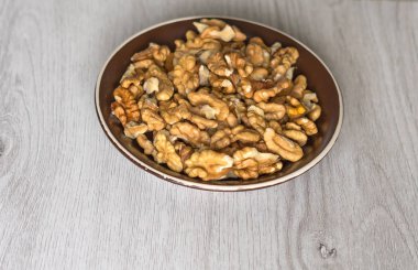 Arka plan görüntüsü için sağlıklı gıda ceviz kadar kapatın. Fındık doku Kupası plaka üzerinde beyaz gri masa üstü görünümü