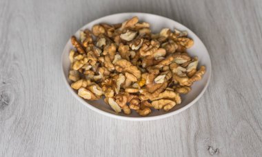 Arka plan görüntüsü için sağlıklı gıda ceviz kadar kapatın. Fındık doku Kupası plaka üzerinde beyaz gri masa üstü görünümü