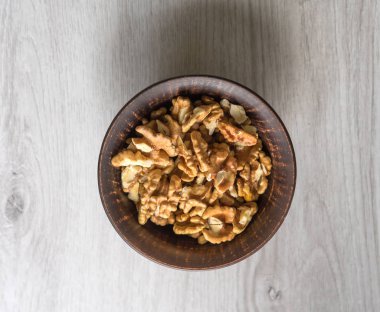 Arka plan görüntüsü için sağlıklı gıda ceviz kadar kapatın. Fındık doku Kupası plaka üzerinde beyaz gri masa üstü görünümü