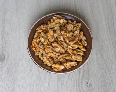 Arka plan görüntüsü için sağlıklı gıda ceviz kadar kapatın. Fındık doku Kupası plaka üzerinde beyaz gri masa üstü görünümü