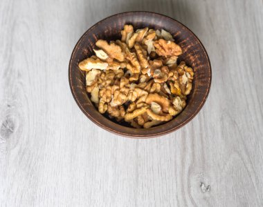 Arka plan görüntüsü için sağlıklı gıda ceviz kadar kapatın. Fındık doku Kupası plaka üzerinde beyaz gri masa üstü görünümü