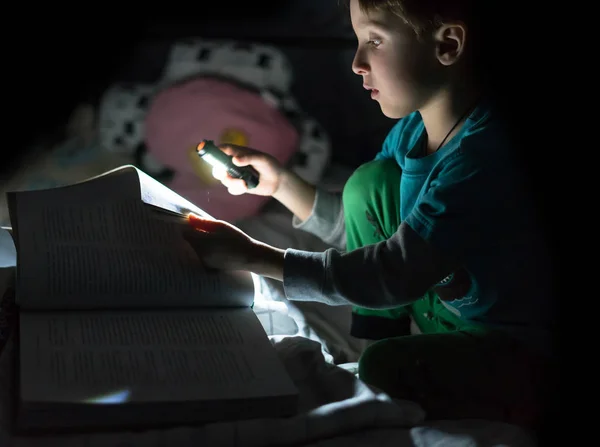 Evde Feneri Ile Gece Bir Kitap Okuma Eğlenceli Beyaz Çocuk — Stok fotoğraf