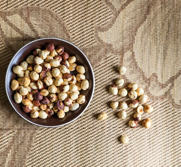 健康的食物为背景图像关闭榛子 杯盘顶部视图上的坚果纹理 — 图库照片