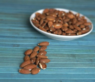 Arka plan görüntüsü için sağlıklı gıda kadar badem fındık kapatın. Doku fındık Kupası plaka üzerinde