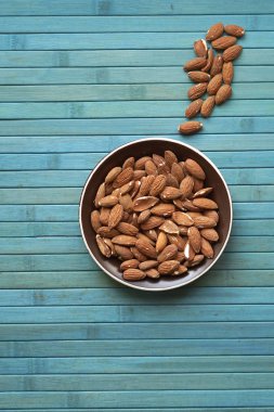 Arka plan görüntüsü için sağlıklı gıda kadar badem fındık kapatın. Doku fındık Kupası plaka üzerinde