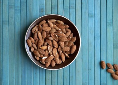 Arka plan görüntüsü için sağlıklı gıda kadar badem fındık kapatın. Doku fındık Kupası plaka üzerinde