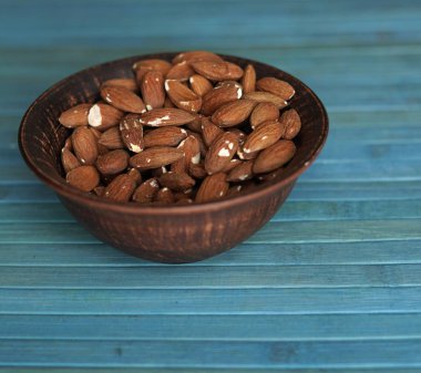 Arka plan görüntüsü için sağlıklı gıda kadar badem fındık kapatın. Doku fındık Kupası plaka üzerinde