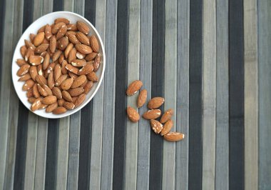 Arka plan görüntüsü için sağlıklı gıda kadar badem fındık kapatın. Doku fındık Kupası plaka üzerinde