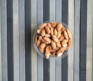 Arka plan görüntüsü için sağlıklı gıda kadar badem fındık kapatın. Doku fındık Kupası plaka üzerinde