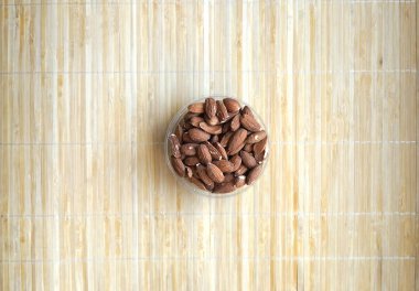 Arka plan görüntüsü için sağlıklı gıda kadar badem fındık kapatın. Doku fındık Kupası plaka üzerinde