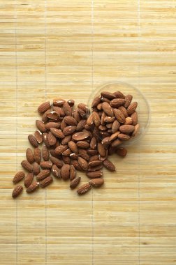 Arka plan görüntüsü için sağlıklı gıda kadar badem fındık kapatın. Doku fındık Kupası plaka üzerinde