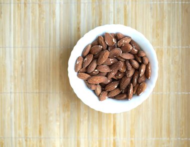 Arka plan görüntüsü için sağlıklı gıda kadar badem fındık kapatın. Doku fındık Kupası plaka üzerinde