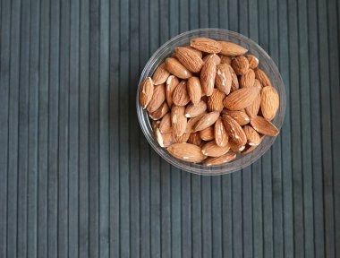 Arka plan görüntüsü için sağlıklı gıda kadar badem fındık kapatın. Doku fındık Kupası plaka üzerinde