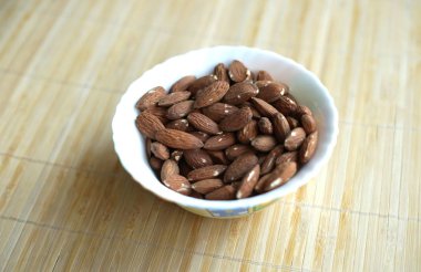 Arka plan görüntüsü için sağlıklı gıda kadar badem fındık kapatın. Doku fındık Kupası plaka üzerinde