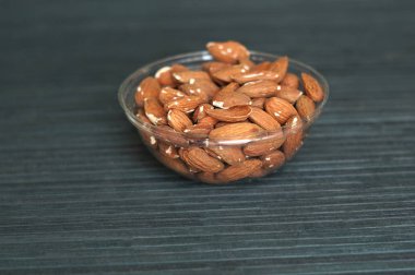 Arka plan görüntüsü için sağlıklı gıda kadar badem fındık kapatın. Doku fındık Kupası plaka üzerinde