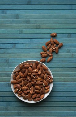 Arka plan görüntüsü için sağlıklı gıda kadar badem fındık kapatın. Doku fındık Kupası plaka üzerinde