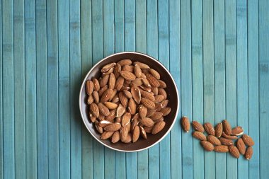 Arka plan görüntüsü için sağlıklı gıda kadar badem fındık kapatın. Doku fındık Kupası plaka üzerinde