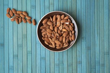 Arka plan görüntüsü için sağlıklı gıda kadar badem fındık kapatın. Doku fındık Kupası plaka üzerinde