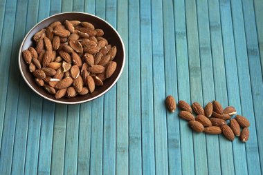 Arka plan görüntüsü için sağlıklı gıda kadar badem fındık kapatın. Doku fındık Kupası plaka üzerinde