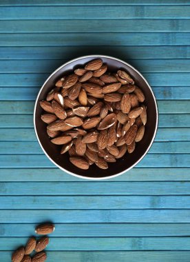 Arka plan görüntüsü için sağlıklı gıda kadar badem fındık kapatın. Doku fındık Kupası plaka üzerinde