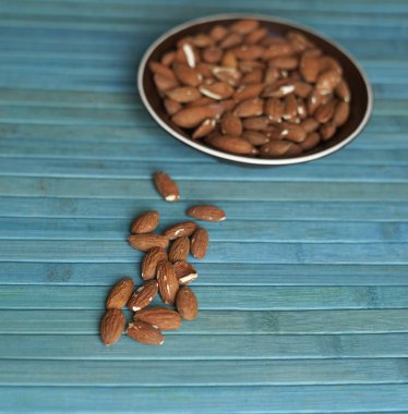 Arka plan görüntüsü için sağlıklı gıda kadar badem fındık kapatın. Doku fındık Kupası plaka üzerinde