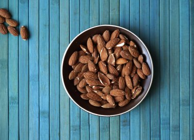 Arka plan görüntüsü için sağlıklı gıda kadar badem fındık kapatın. Doku fındık Kupası plaka üzerinde