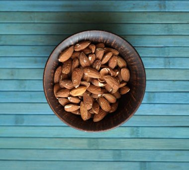 Arka plan görüntüsü için sağlıklı gıda kadar badem fındık kapatın. Doku fındık Kupası plaka üzerinde