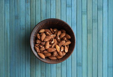 Arka plan görüntüsü için sağlıklı gıda kadar badem fındık kapatın. Doku fındık Kupası plaka üzerinde