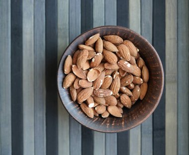 Arka plan görüntüsü için sağlıklı gıda kadar badem fındık kapatın. Doku fındık Kupası plaka üzerinde