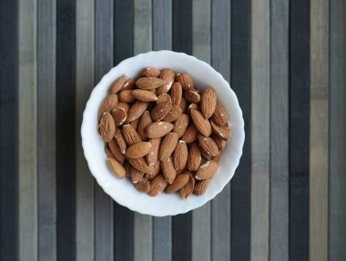 Arka plan görüntüsü için sağlıklı gıda kadar badem fındık kapatın. Doku fındık Kupası plaka üzerinde