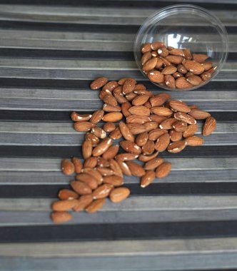 Arka plan görüntüsü için sağlıklı gıda kadar badem fındık kapatın. Doku fındık Kupası plaka üzerinde