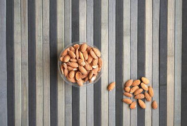 Arka plan görüntüsü için sağlıklı gıda kadar badem fındık kapatın. Doku fındık Kupası plaka üzerinde