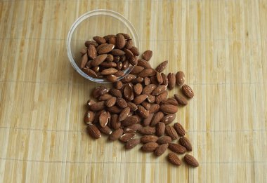 Arka plan görüntüsü için sağlıklı gıda kadar badem fındık kapatın. Doku fındık Kupası plaka üzerinde