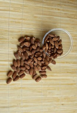 Arka plan görüntüsü için sağlıklı gıda kadar badem fındık kapatın. Doku fındık Kupası plaka üzerinde