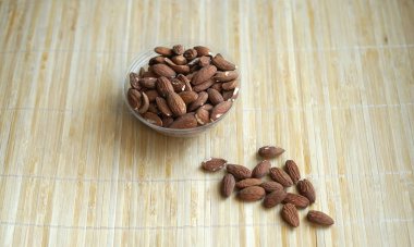 Arka plan görüntüsü için sağlıklı gıda kadar badem fındık kapatın. Doku fındık Kupası plaka üzerinde