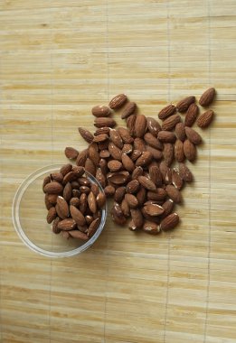 Arka plan görüntüsü için sağlıklı gıda kadar badem fındık kapatın. Doku fındık Kupası plaka üzerinde