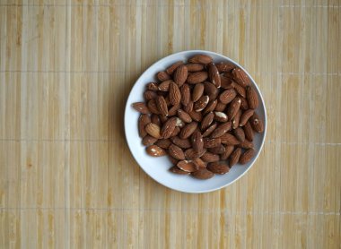 Arka plan görüntüsü için sağlıklı gıda kadar badem fındık kapatın. Doku fındık Kupası plaka üzerinde