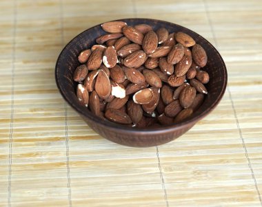 Arka plan görüntüsü için sağlıklı gıda kadar badem fındık kapatın. Doku fındık Kupası plaka üzerinde