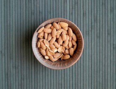 Arka plan görüntüsü için sağlıklı gıda kadar badem fındık kapatın. Doku fındık Kupası plaka üzerinde