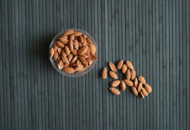 Arka plan görüntüsü için sağlıklı gıda kadar badem fındık kapatın. Doku fındık Kupası plaka üzerinde