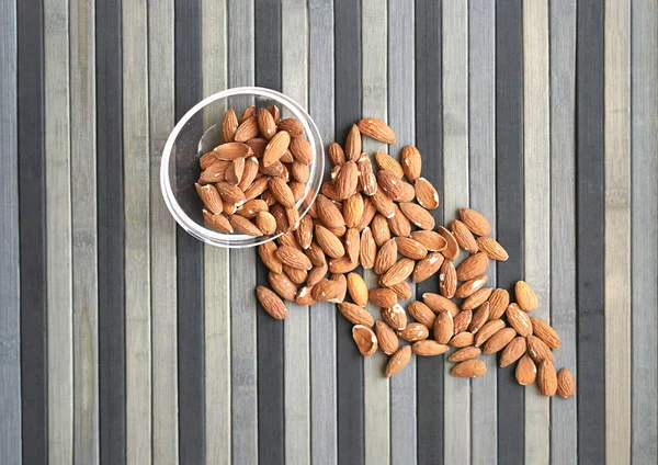 Comida saludable para la imagen de fondo cerca de nueces de almendras. Textura Tuercas en el plato de la taza — Foto de Stock