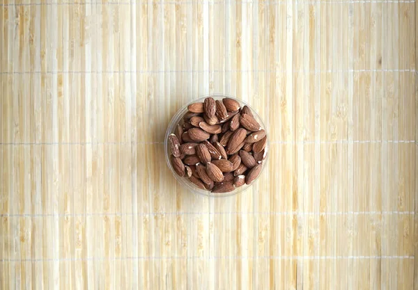 Arka plan görüntüsü için sağlıklı gıda kadar badem fındık kapatın. Doku fındık Kupası plaka üzerinde