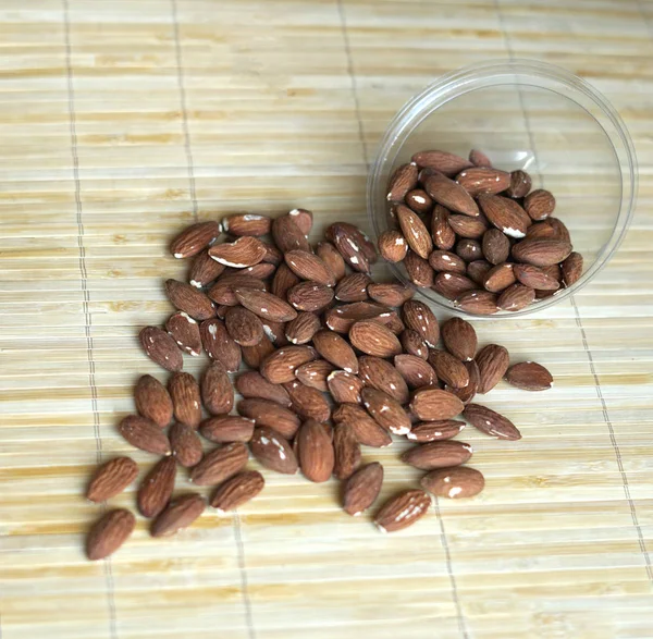 Arka plan görüntüsü için sağlıklı gıda kadar badem fındık kapatın. Doku fındık Kupası plaka üzerinde