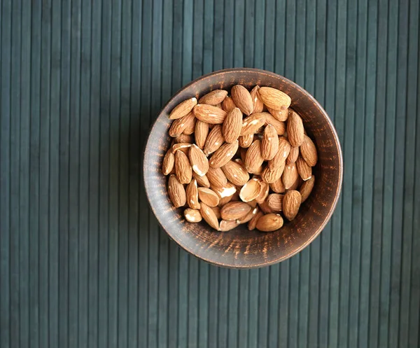 Arka plan görüntüsü için sağlıklı gıda kadar badem fındık kapatın. Doku fındık Kupası plaka üzerinde