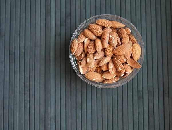 Arka plan görüntüsü için sağlıklı gıda kadar badem fındık kapatın. Doku fındık Kupası plaka üzerinde