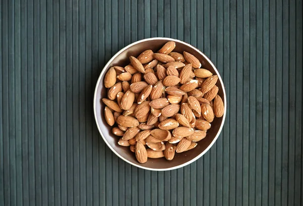 Arka plan görüntüsü için sağlıklı gıda kadar badem fındık kapatın. Doku fındık Kupası plaka üzerinde