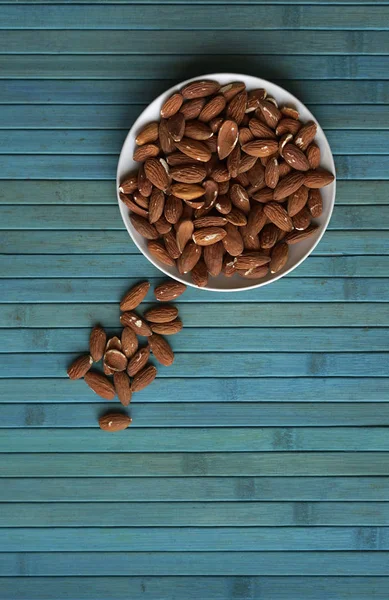 Arka plan görüntüsü için sağlıklı gıda kadar badem fındık kapatın. Doku fındık Kupası plaka üzerinde